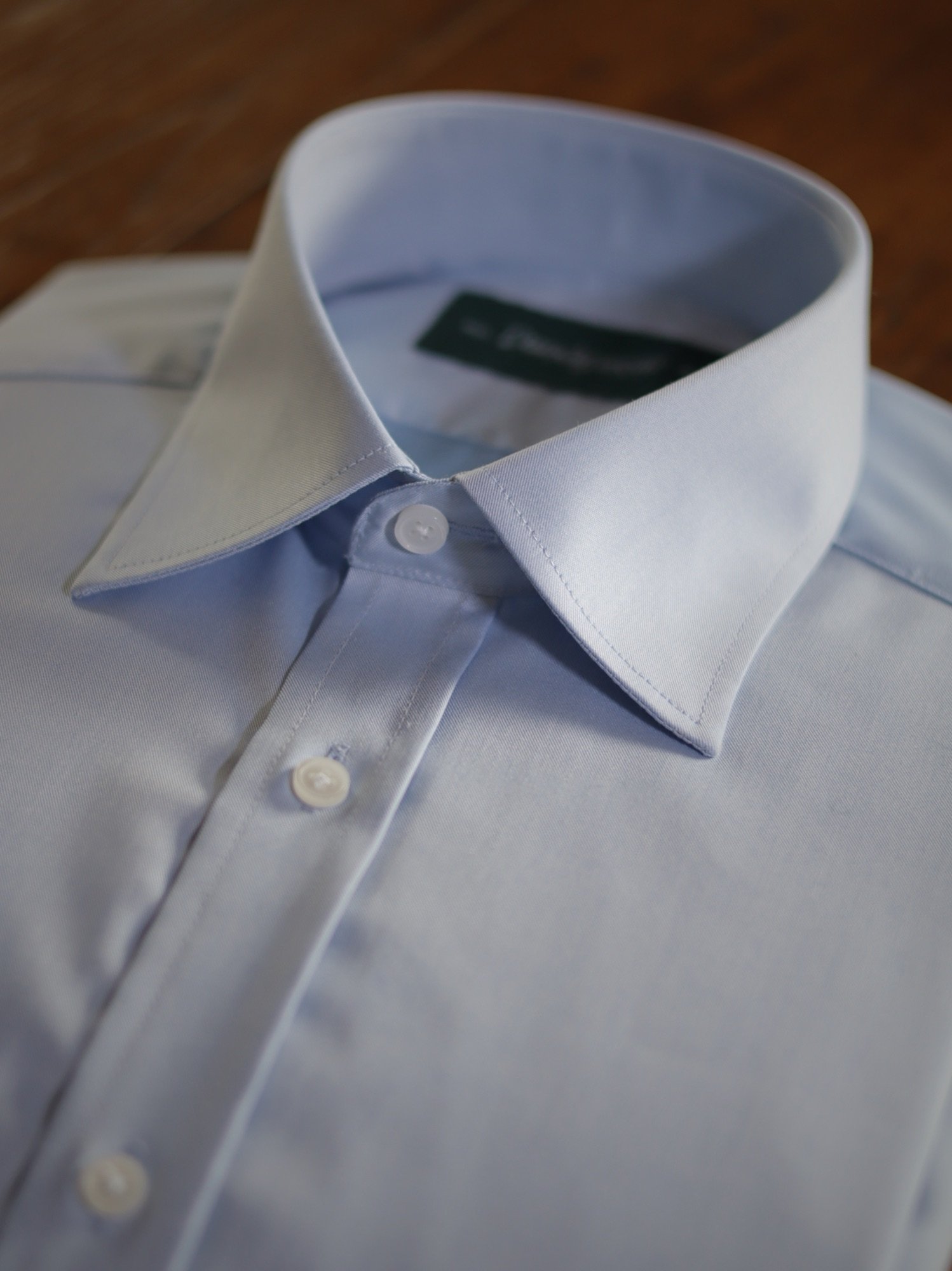 Detalle del cuello de la camisa formal azul cielo